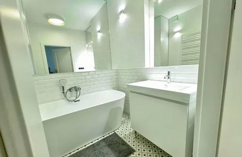 Alquiler de un elegante apartamento amueblado de 3 habitaciones, 74 m², Śródmieście, Varsovia, Polonia